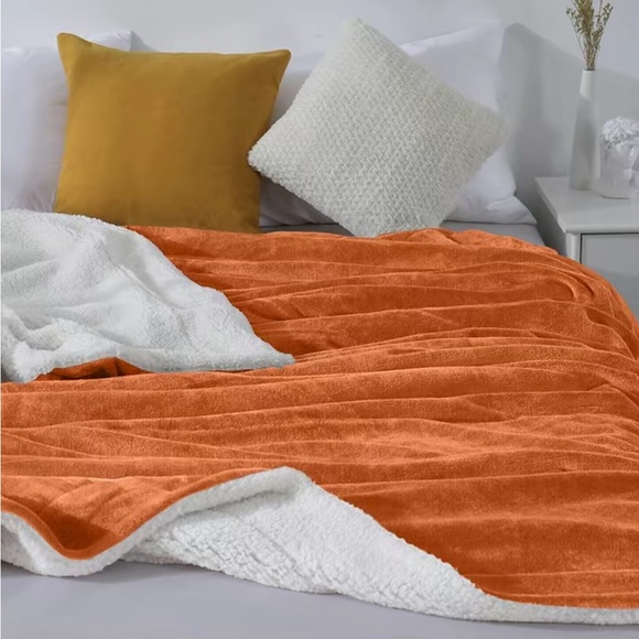 Luxurious Rust Sherpa Plush Full/Queen90”x 90” Blanket Dual-Layer New - Picture 6 of 7